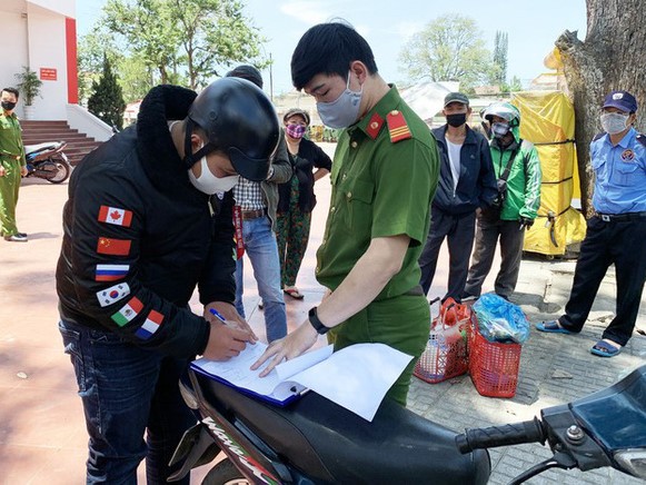 Đạp vào người CSGT khi bị dừng xe vì không đeo khẩu trang