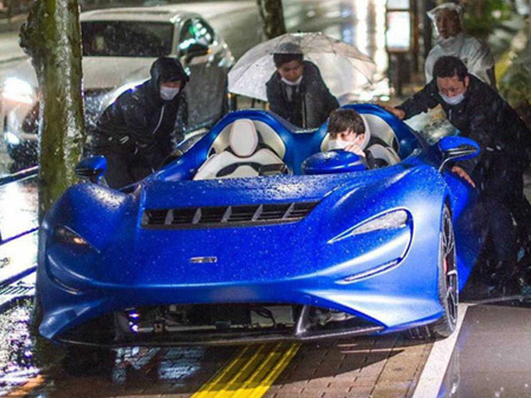 Siêu xe mui trần McLaren Elva tắm mưa - Khi xe triệu USD không bằng xe cỏ