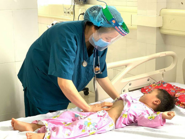 Liên tiếp ghi nhận trẻ uống nhầm thuốc trừ sâu phải nhập viện cấp cứu, bác sĩ khuyến cáo việc cha mẹ việc cần làm để cứu con