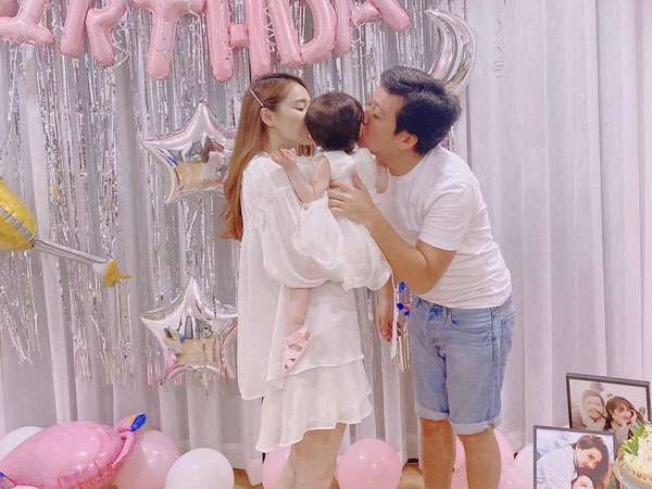 Trường Giang - Nhã Phương chính thức khoe ảnh con gái đầu lòng