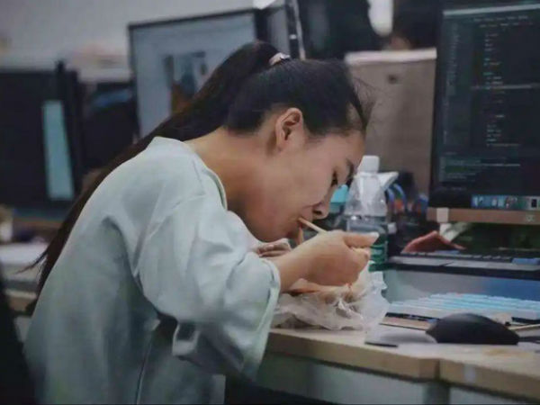 Mới 29 tuổi đã bị ung thư ruột già di căn, cô gái trẻ hối hận vì mỗi ngày đều ăn 3 món 'độc hại' này