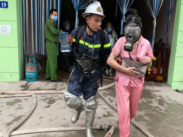 Nhà nghỉ 7 tầng ở Hà Nội bốc cháy, công an giải cứu 14 người
