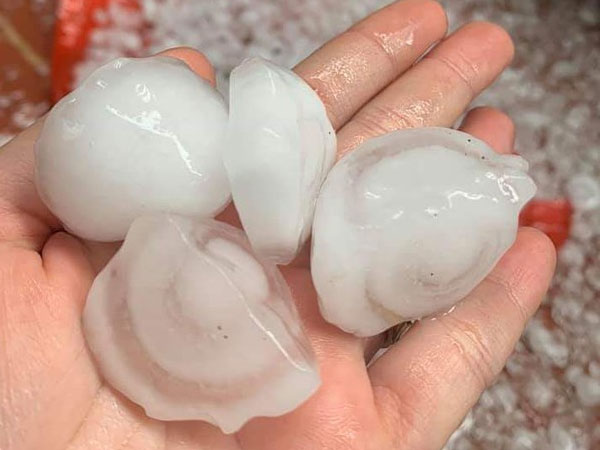 Mưa đá to bằng quả trứng ở Nghệ An khiến hàng trăm ngôi nhà bị thủng, tốc mái
