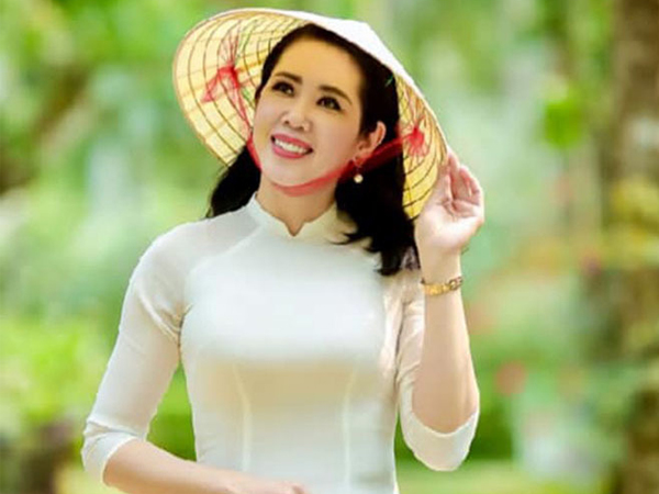 Á hậu Vi Thị Đông bỏ showbiz làm tiếp viên hàng không, U50 vẫn đẹp