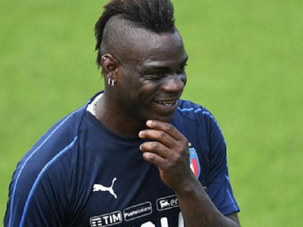 Lang thang trên mạng mùa Covid-19, Balotelli bị cấm livestream với ngôi sao phim khiêu dâm