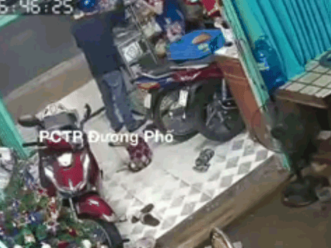 Video: Chủ tiệm tạp hóa bị cướp dàn cảnh mua hàng rồi giật dây chuyền