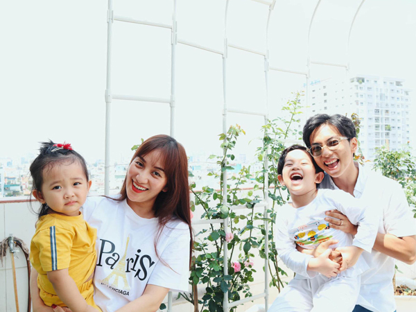 Phan Hiển trồng vườn hồng trăm triệu trên sân thượng cho Khánh Thi