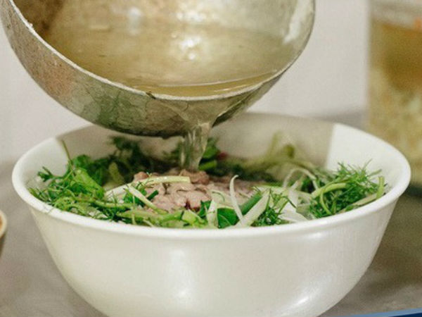 Hà Nội: Quán Phở Thìn thái thịt xuyên đêm sau tin nới lỏng cách ly, cà phê Giảng kê bàn ghế giãn cách