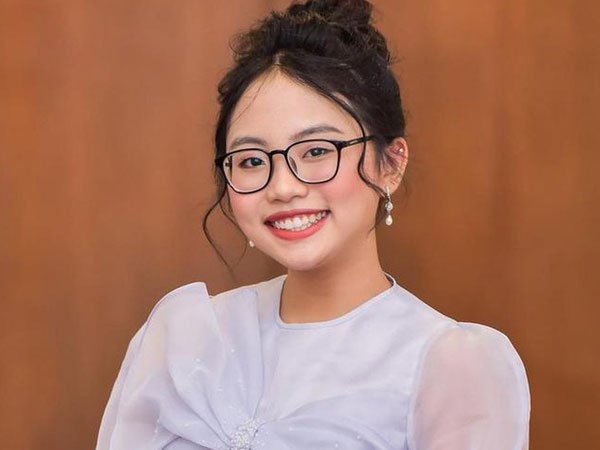 Phương Mỹ Chi bị dân mạng phản ứng dữ dội vì quay clip kẹp người, bôi trét bánh kem vào mẹ trong ngày sinh nhật