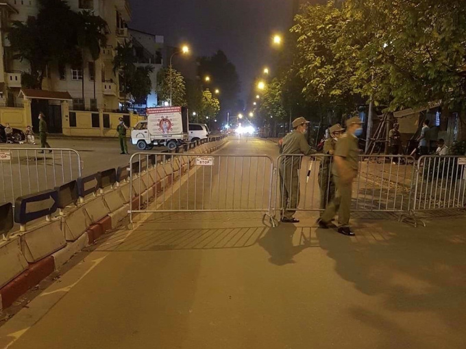Hà Nội phong tỏa đường Trần Phú, chuẩn bị 'cắt ngọn' nhà 8B Lê Trực