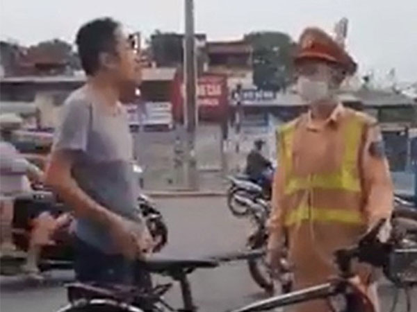 Cán bộ y tế bị nhắc nhở vì ra đường không đeo khẩu trang: 'Tôi đã nhận ra sai lầm, mong người dân độ lượng'
