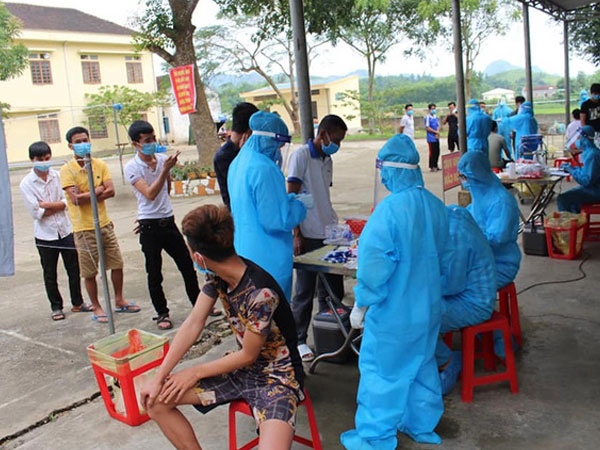 'Bệnh nhân 137' dương tính trở lại, được chuyển ra Hà Nội sau một ngày về Nghệ An