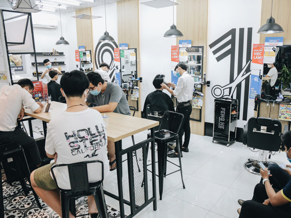 Người Sài Gòn đổ xô đi cắt tóc sau 3 tuần giãn cách xã hội, tiệm tóc phải từ chối khách vì quá đông