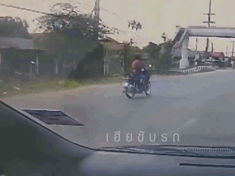 Video: Thanh niên đi xe máy "làm xiếc" trên phố và cái kết khiến người xem rùng mình