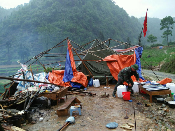 Giông lốc, mưa đá cuốn bay 11 lều bạt phòng chống COVID-19