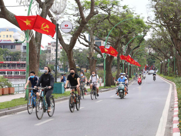Hà Nội rực rỡ sắc đỏ chào mừng 45 năm Ngày Thống nhất đất nước