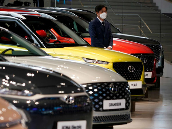 Xe Hyundai ùn ứ ở cảng vì không có khách