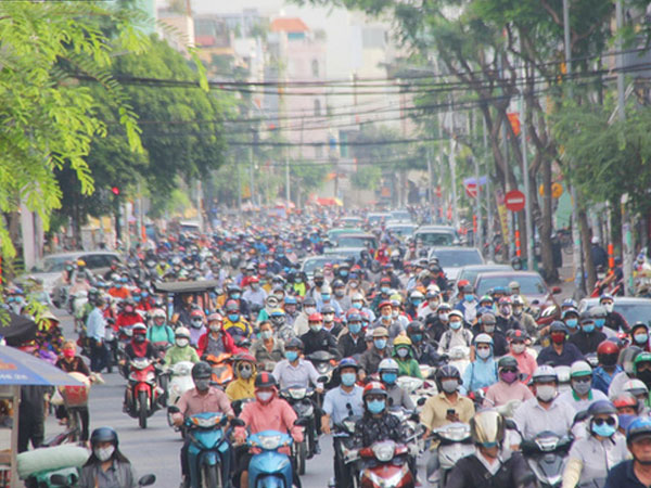 Xe khách, taxi rục rịch hoạt động trở lại, đường phố Sài Gòn chen chúc người di chuyển sau khi nới lỏng cách ly xã hội