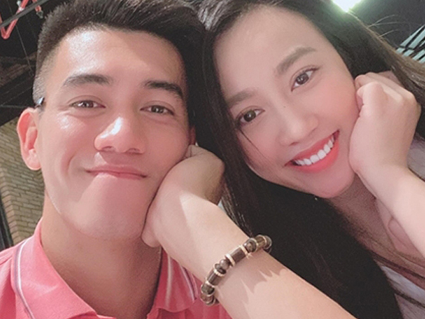 Hậu chia tay, bạn gái hơn tuổi và cầu thủ Tiến Linh vẫn giữ mối quan hệ bạn bè thân thiết, thể hiện qua hành động này