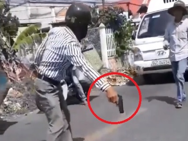 Bạc Liêu: Xác minh clip người đàn ông cầm súng chỉ trỏ sau va chạm giao thông