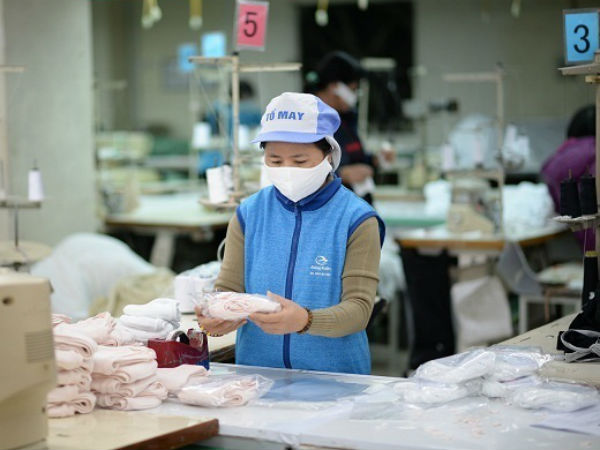 Giảm 50% lương lãnh đạo, sếp chi thêm tiền lo ăn ở cho gia đình nhân viên