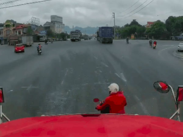 Video: Cú tạt đầu kinh hoàng của nữ 'ninja' khiến tài xế container 'đứng tim', còn dân mạng kịch liệt chỉ trích