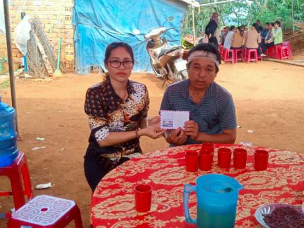 Tai nạn đau lòng: Mẹ mới sinh con út 2 ngày, con trai lớn đi cắt cỏ trượt chân té xuống ao nước tử vong