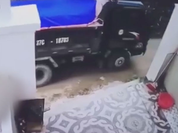Triệu tập tài xế lùi xe cán chết bé trai 1 tuổi rồi giấu xác nạn nhân