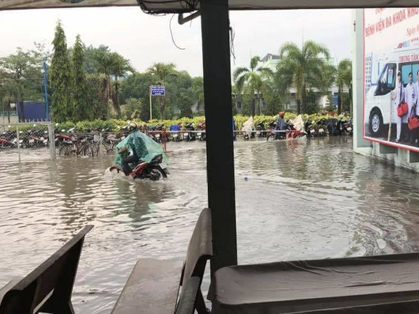 Ngán ngẩm cảnh Bệnh viện huyện Hóc Môn 'ngập như sông' sau cơn mưa chiều tối cuối tuần