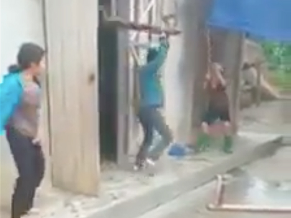 Yên Bái: Phẫn nộ 'nghịch tử' dùng ghế đánh mẹ già hơn 60 tuổi bất tỉnh, 1 người con trai khác đứng quay clip hùa theo