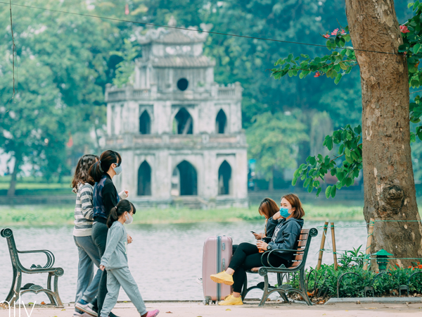 Hồ Hoàn Kiếm ngày cuối tuần bình yên, cuộc sống chậm lại khiến cho nhiều người chợt nhận ra nơi đây có nhiều thứ đẹp mà ngày thường chẳng hề hay biết