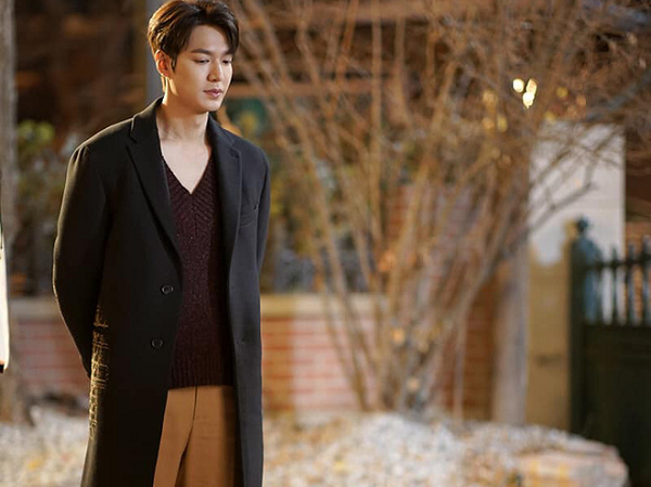 Quân vương Lee Min Ho đẹp trai thì đã rõ nhưng có lúc lại luộm thuộm 'sai sai', ra là tại ham diện quần ống rộng đây mà