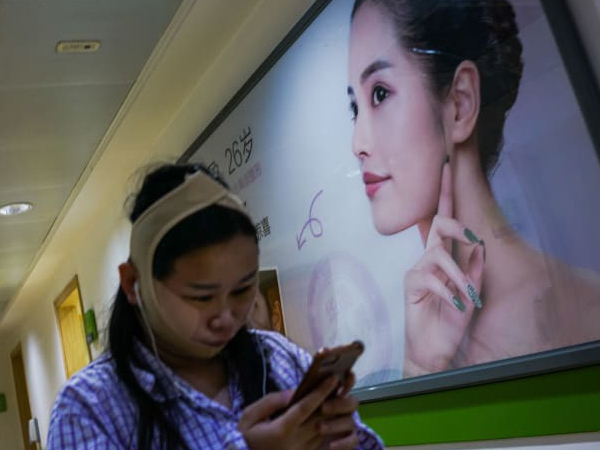 Ngành công nghiệp sắc đẹp Trung Quốc thời 4.0: Hành trình nguy hiểm từ các app tư vấn 'đập đi xây lại' đến hàng chục lần nằm trên bàn mổ