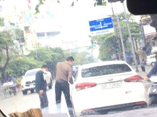 Đình chỉ công tác cán bộ công an nghi sử dụng xe ô tô mang BKS giả