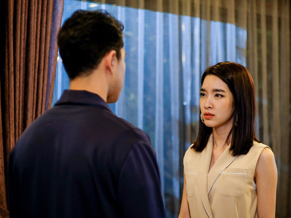 Chồng cũ nghe tin vợ cũ sắp cưới bèn hẹn gặp để dò la tình hình, nhưng khi người phụ nữ ấy xuất hiện thì anh giật mình đánh rơi vỡ toang cốc