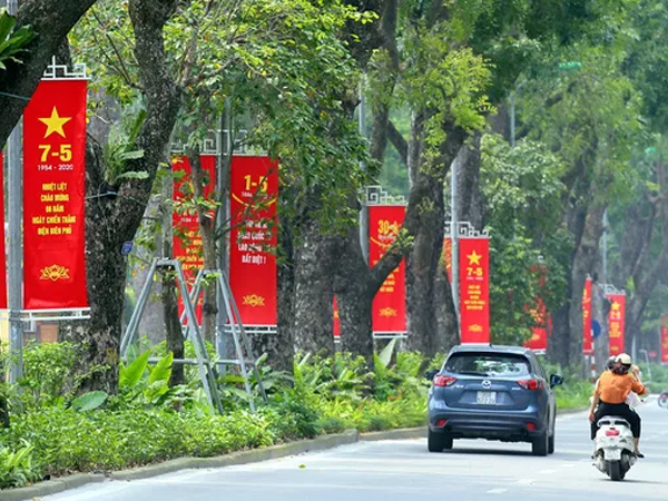 Hà Nội nới lỏng lệnh cách ly, đường phố ngợp cờ hoa chào mừng 30/4