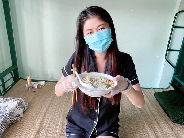 Bà xã Đăng Khôi update tình hình đi cách ly ngày đầu: Cơm ngày 3 bữa ngon chuẩn 'mẹ nấu', sợ lúc trở về lăn thay vì đi