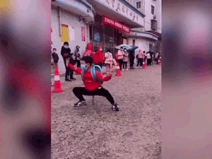 Ngày đầu tiên được đi học lại sau dịch Covid-19, cậu bé phấn khích múa vài đường quyền ăn mừng gây sốt MXH