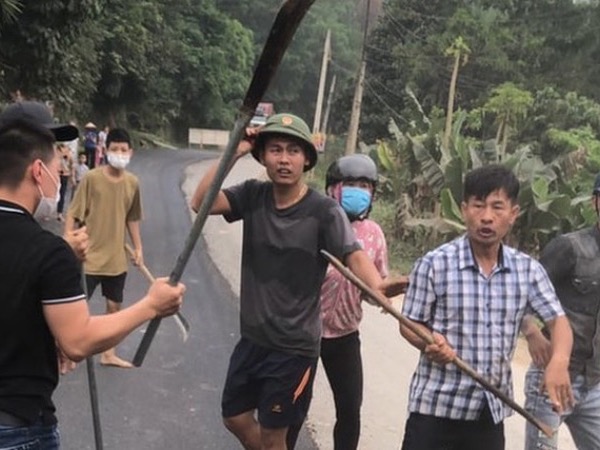 Khởi tố 9 bị can gây ra vụ đập phá ô tô náo loạn Hòa Bình