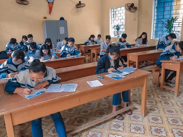 Chùm ảnh học sinh đi học lại: Ngồi cách nhau 1.5m, hạn chế nói chuyện, đeo khẩu trang đầy đủ