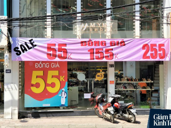 Phố thời trang Hà Nội rợp biển giảm giá 'sốc' 80%, hàng công nghệ rậm rịch 'hạ nhiệt'