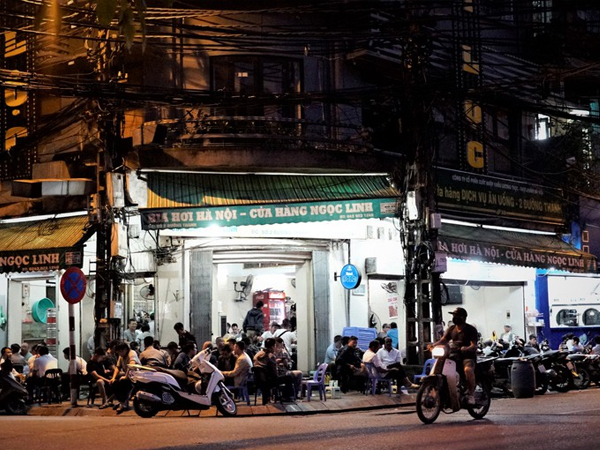 Quán nhậu ở Hà Nội đông nghịt người sau nới lỏng cách ly xã hội