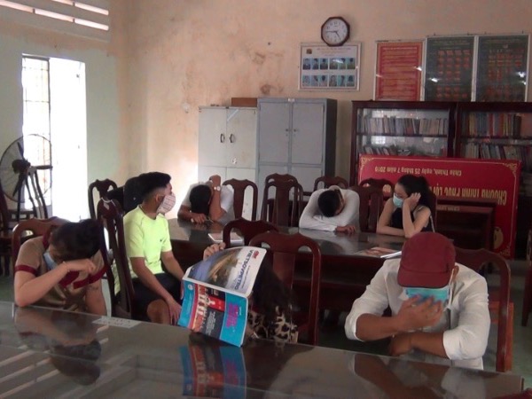 Hàng chục 'dân chơi' dương tính ma túy trong quán karaoke