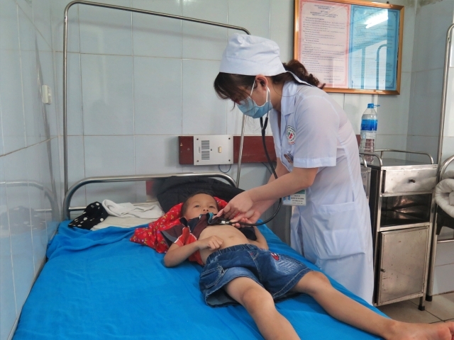 Bốn trẻ nhỏ bị ngộ độc do tự nướng thịt cóc để ăn