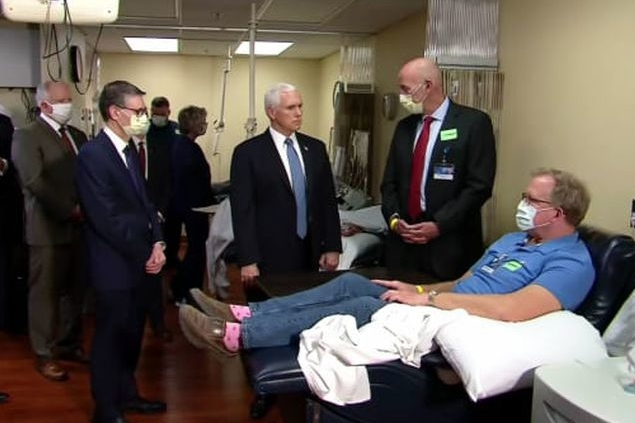 Phó tổng thống Mỹ Mike Pence không đeo khẩu trang khi thăm bệnh viện