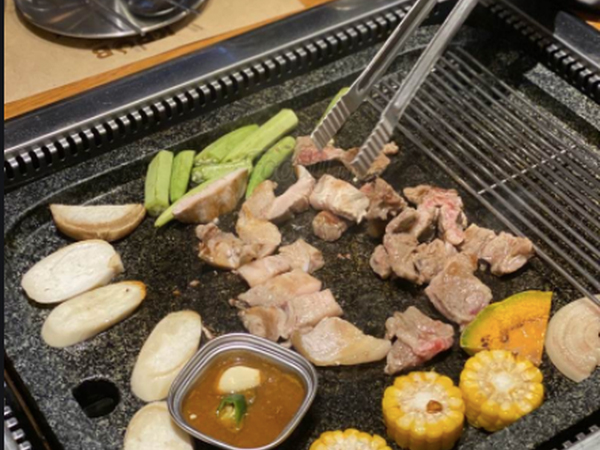 Mạnh tay đánh giá quán thịt nướng 1 sao vì thái độ phục vụ nhân viên nhưng đến khi đọc review thì cô gái nhận về 'cả rổ gạch đá'
