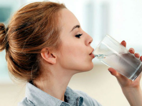Uống nước đến mức nước tiểu trong suốt có tốt không?