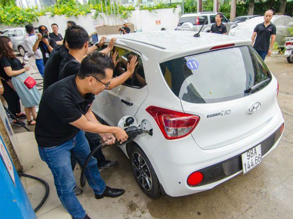 Giá xăng rẻ, dân xe hơi về quê tiết kiệm hàng trăm ngàn đồng