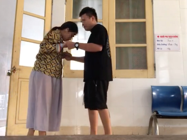 Đăng clip đưa vợ đi đẻ mổ, tố vợ quấy hơn con, ai dè anh chồng trẻ được dân tình khen tới tấp vì hành động tinh tế này