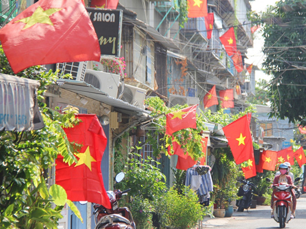 Ảnh: Ngắm một Sài Gòn yên bình trong sáng 30/4, mọi tuyến đường, góc phố phấp phới cờ hoa